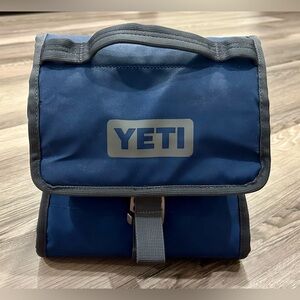 YETI Daytrip Lunch Bag Cooler in Navy